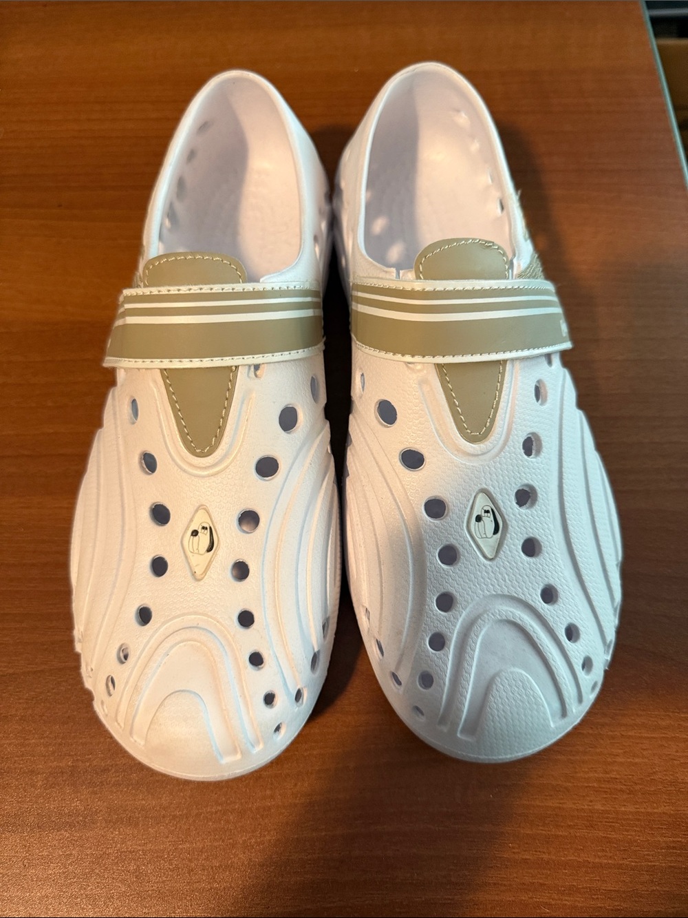 NWOT Women’s Hounds White and Tan Slip-On Water Shoes